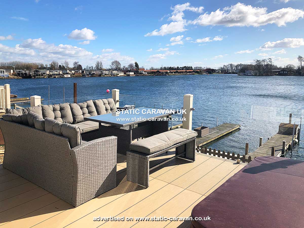 Caravan holiday rental 30 Water Ski Lake at Tattershall Lakes, Lincolnshire